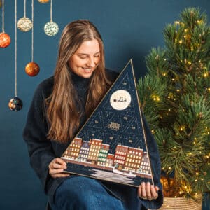 Julekalenderen til chokolade & marcipan-elskeren fra Cocoture i mørkeblå æske - 270g